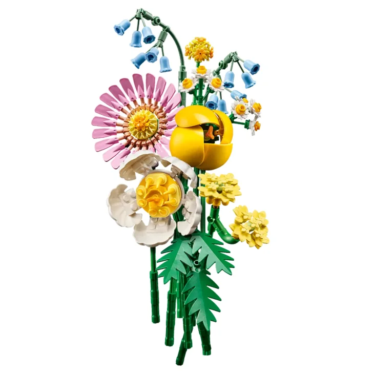 Ramo LEGO colorido con flores rosas, amarillas y blancas, bayas azules y follaje verde sobre fondo blanco