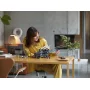 Mujer con vestido amarillo montando modelo LEGO Ornithopter Real Atreides en salón moderno con chimenea