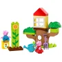 Vista general del set LEGO con casa del árbol, girasol gigante, Peppa Pig y George con regadera y pala Vista general del set LEGO con casa del árbol, girasol gigante, Peppa Pig y George con regadera y pala