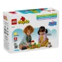 Caja LEGO DUPLO Peppa Pig 10431 mostrando dos niños jugando con una casa del árbol y jardín colorido Caja LEGO DUPLO Peppa Pig 10431 mostrando dos niños jugando con una casa del árbol y jardín colorido