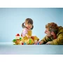 Padre e hija jugando juntos con el set LEGO de Peppa Pig, casa del árbol colorida con figuras y accesorios visibles Padre e hija jugando juntos con el set LEGO de Peppa Pig, casa del árbol colorida con figuras y accesorios visibles