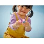 Niña sosteniendo las figuras LEGO de Peppa Pig y George en sus manos Niña sosteniendo las figuras LEGO de Peppa Pig y George en sus manos