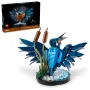 Martín pescador LEGO azul con alas extendidas en base con juncos y agua, caja del set 10331 al fondo