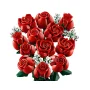 Ramo LEGO de rosas rojas con hojas verdes y pequeñas flores blancas sobre fondo blanco