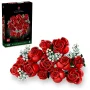 Ramo de rosas rojas LEGO con pequeñas flores blancas y follaje verde, mostrado junto a su caja negra