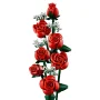 Ramo de rosas rojas LEGO con tallos verdes y flores blancas de paniculata sobre fondo blanco