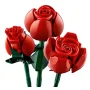 Tres rosas LEGO rojas con tallos y hojas verdes sobre fondo blanco