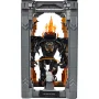 Vista general del Balrog LEGO negro con látigo y llamas naranjas en portal de piedra gris, Gandalf con túnicas grises en primer plano