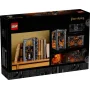 Caja LEGO Book Nook del Balrog mostrando el modelo terminado entre libros en una estantería con detalles de construcción