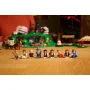 Nueve minifiguras LEGO del Señor de los Anillos alineadas frente a la construcción verde de la Comarca con sus agujeros hobbit Nueve minifiguras LEGO del Señor de los Anillos alineadas frente a la construcción verde de la Comarca con sus agujeros hobbit