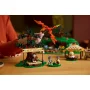 Primer plano de Bilbo Bolsón en su casa hobbit con letrero, dragón Smaug volando encima y otros edificios de la Comarca al fondo Primer plano de Bilbo Bolsón en su casa hobbit con letrero, dragón Smaug volando encima y otros edificios de la Comarca al fondo