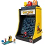 Máquina recreativa LEGO PAC-MAN amarilla con pantalla de juego, figuras coloridas arriba y minifiguras LEGO al lado