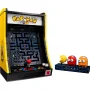 Máquina arcade LEGO PAC-MAN amarilla y negra con pantalla de juego, joystick rojo y figuras de PAC-MAN y fantasmas coloridos