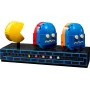 Vista general del set LEGO PAC-MAN con PAC-MAN amarillo y dos fantasmas azules sobre base negra con laberinto azul