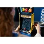 Máquina arcade LEGO PAC-MAN amarilla con pantalla de juego, figuras coloridas de Pac-Man y fantasmas arriba, sostenida por una persona
