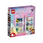 Caja LEGO Gabby's Dollhouse 10788 mostrando casa de muñecas rosa de varios pisos con ventanas transparentes que revelan habitaciones coloridas Caja LEGO Gabby's Dollhouse 10788 mostrando casa de muñecas rosa de varios pisos con ventanas transparentes que revelan habitaciones coloridas