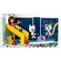 Gabby deslizándose por un tobogán amarillo con gato blanco y pizarra colorida con arcoíris y unicornio en casa LEGO Gabby deslizándose por un tobogán amarillo con gato blanco y pizarra colorida con arcoíris y unicornio en casa LEGO