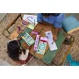 Dos niños jugando con la casa de muñecas LEGO de Gabby en una mesa de café, vista aérea con instrucciones y piezas Dos niños jugando con la casa de muñecas LEGO de Gabby en una mesa de café, vista aérea con instrucciones y piezas
