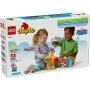 Caja LEGO DUPLO La feria con dos niños jugando juntos con una construcción colorida de feria con carrusel y atracciones