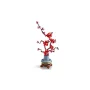 Rama de ciruelo LEGO con flores rosas y rojas en jarrón azul sobre soporte decorativo de madera