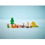 Vista general del set LEGO con árbol verde, tienda amarilla, figuras coloridas, canoa naranja y accesorios de camping
