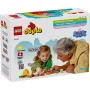 Caja LEGO DUPLO mostrando una niña pequeña y su abuelo jugando juntos con ladrillos coloridos en una mesa