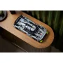 Coche de carreras LEGO Peugeot 9X8 gris y negro con detalles verdes, vista de tres cuartos frontal sobre mesa de madera