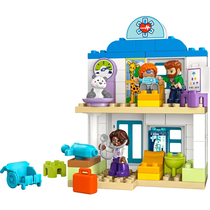 Centro medico LEGO DUPLO a due piani con dottoressa, bambino paziente, bilancia, cane e accessori medici colorati