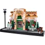 Caffè francese LEGO con facciata verde e beige, terrazza, lampione e tavoli da bistrot su base nera