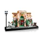 Panoramica del caffè francese LEGO con facciata beige e verde, terrazza con tavoli, lampione e minifigure su base nera
