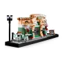 Vista d'insieme del caffè francese LEGO con terrazza, lampione, tavoli bianchi e facciata verde-beige su base nera