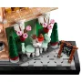 Vista dettagliata della terrazza del caffè francese LEGO con tavoli bianchi, bouquet di rose rosa, lavagna menù e vetrina verde