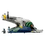 Vista laterale della nave Firespray LEGO con scafo grigio e verde, accompagnata da due minifigure di personaggi