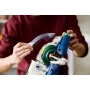Mani che tengono la nave LEGO con motori blu e effetto fiamma trasparente visibile