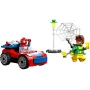 Vista d'insieme del set LEGO con l'auto rossa e blu di Spider-Man, la minifigure LEGO di Dottor Octopus e struttura con ragnatela