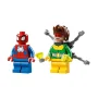 Minifigure LEGO Spider-Man in costume rosso e blu, e Dottor Octopus con tentacoli meccanici ed elementi gialli trasparenti
