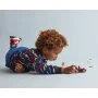 Bambino che gioca con l'auto rossa di Spider-Man LEGO, minifigure di Spider-Man visibile, ragnatela sullo sfondo