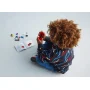 Bambino che gioca con Spider-Man LEGO rosso, auto blu e personaggi su sfondo bianco con libretto istruzioni aperto