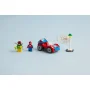 Panoramica del set LEGO 10789 con Spider-Man, Dottor Octopus, l'auto rossa e blu di Spider-Man e una ragnatela