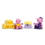 Peppa Pig in costume giallo vicino a un castello di sabbia e Nonno Pig vestito da capitano con forziere del tesoro Peppa Pig in costume giallo vicino a un castello di sabbia e Nonno Pig vestito da capitano con forziere del tesoro