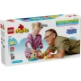 Scatola LEGO DUPLO Peppa Pig con una bambina e un uomo adulto che giocano insieme con una piccola barca colorata su sfondo bianco Scatola LEGO DUPLO Peppa Pig con una bambina e un uomo adulto che giocano insieme con una piccola barca colorata su sfondo bianco