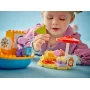 Bambino che gioca con la barca arancione di Peppa Pig e scena da spiaggia con ombrellone rosso, figure di Peppa e George Bambino che gioca con la barca arancione di Peppa Pig e scena da spiaggia con ombrellone rosso, figure di Peppa e George
