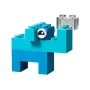 Elefante blu LEGO con occhio bianco e nero, che tiene un elemento trasparente nella proboscide Elefante blu LEGO con occhio bianco e nero, che tiene un elemento trasparente nella proboscide