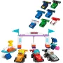 Panoramica del set LEGO con tre auto F1 colorate, piloti, traguardo con bandiere e vari accessori da corsa Panoramica del set LEGO con tre auto F1 colorate, piloti, traguardo con bandiere e vari accessori da corsa