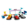 Vista completa del set LEGO con tre auto F1 colorate, piloti, podio vincitore con trofeo e struttura del paddock Vista completa del set LEGO con tre auto F1 colorate, piloti, podio vincitore con trofeo e struttura del paddock