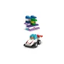 Auto da corsa F1 LEGO bianca con pilota e torre di controllo colorata con bandiere blu e verdi su sfondo bianco Auto da corsa F1 LEGO bianca con pilota e torre di controllo colorata con bandiere blu e verdi su sfondo bianco