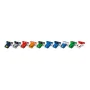 Fila di dieci auto da corsa LEGO F1 multicolori con cockpit aperti e alettoni, panoramica su sfondo bianco Fila di dieci auto da corsa LEGO F1 multicolori con cockpit aperti e alettoni, panoramica su sfondo bianco