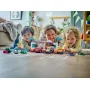 Tre bambini che giocano con auto da corsa LEGO colorate e un garage in un soggiorno luminoso Tre bambini che giocano con auto da corsa LEGO colorate e un garage in un soggiorno luminoso
