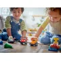 Due bambini che giocano con auto da corsa LEGO colorate e piloti su un tavolo Due bambini che giocano con auto da corsa LEGO colorate e piloti su un tavolo