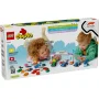 Scatola LEGO DUPLO con due bambini che giocano con auto F1, box delle corse e mattoncini colorati Scatola LEGO DUPLO con due bambini che giocano con auto F1, box delle corse e mattoncini colorati